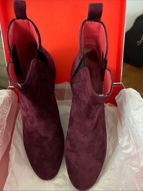 Pas de Rouge- Women’s Suede Ankle Boots in Burgundy
